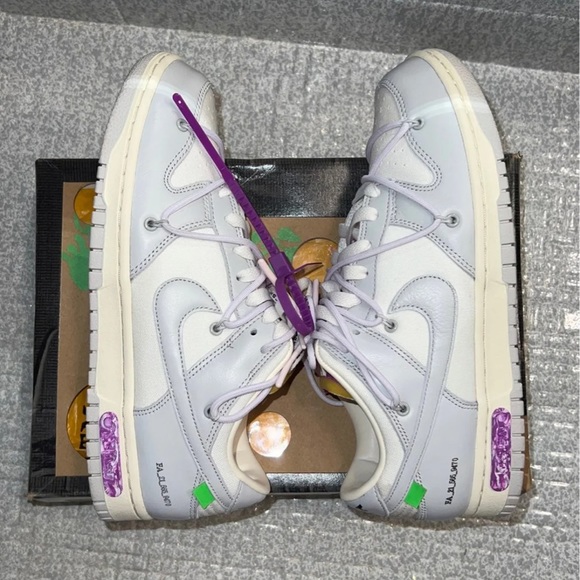 Like brand new, no crease, no scuff marks, come with box - Picture 11 of 11